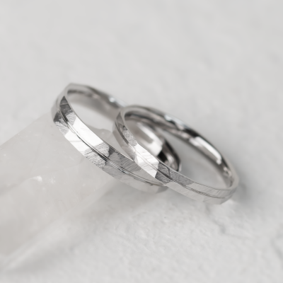 Elegantní snubní prsteny s tepaným povrchem a linií LADO