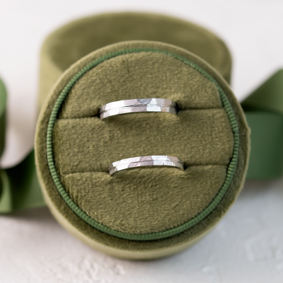 Elegantní snubní prsteny s tepaným povrchem a linií LADO