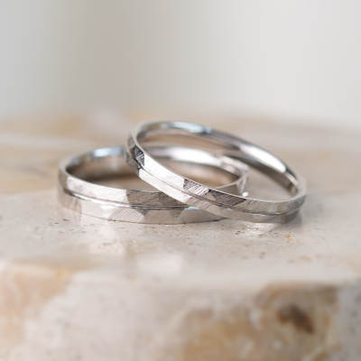 Elegantní snubní prsteny s tepaným povrchem a linií LADO