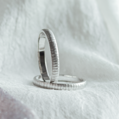 Netradiční snubní prsteny s jemně tepaným povrchem LAILA
