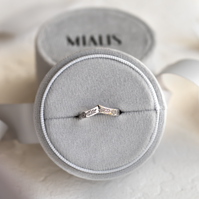 Vykrojený snubní prsten s květinovým motivem LENNA