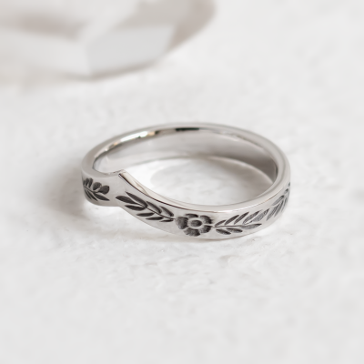 Vykrojený snubní prsten s květinovým motivem LENNA