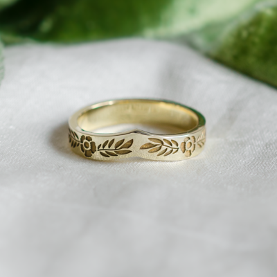 Curved wedding ring with floral motive LENNA