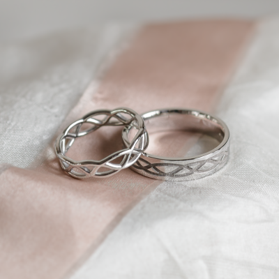 Matching wedding rings with ornament LESI