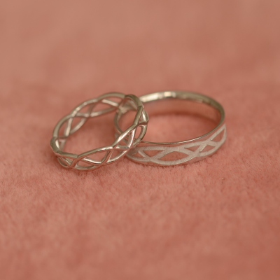 Matching wedding rings with ornament LESI