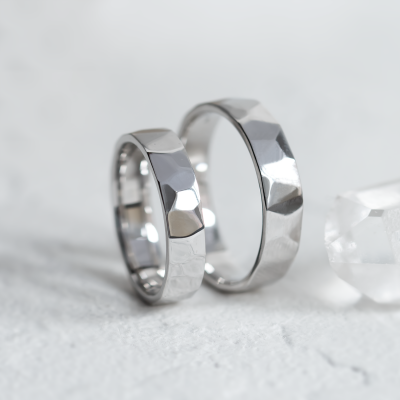 Originální snubní prsteny s lesklým povrchem LOGAM