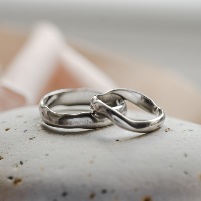 Nerovnoměrné matné snubní prsteny ze zlata LUAMA