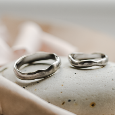 Nerovnoměrné matné snubní prsteny ze zlata LUAMA