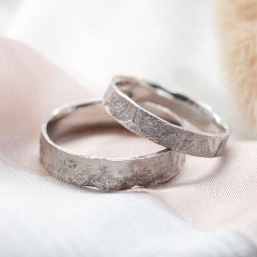 Netradiční snubní prsteny s povrchem měsíce LUNARIUM