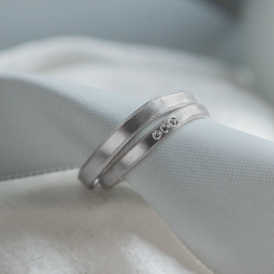 Elegantní snubní prsteny s matným povrchem a diamanty MATTY