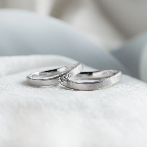 Elegantní snubní prsteny s matným povrchem a diamanty MATTY