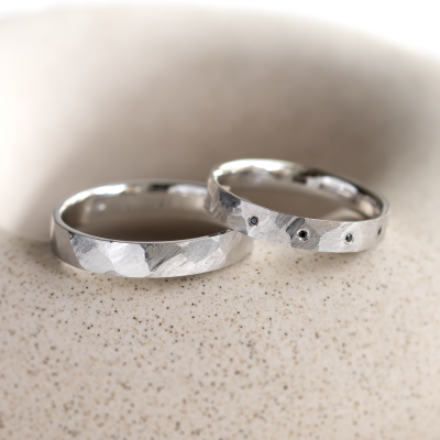 Hammered white gold wedding rings with black diamonds MILANO 