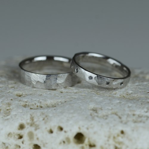 Hammered white gold wedding rings with black diamonds MILANO 