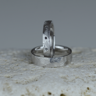 Hammered white gold wedding rings with black diamonds MILANO 