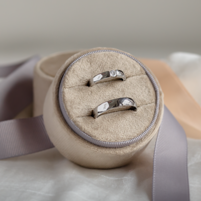 MOLLE  gold and diamond dressing wedding rings