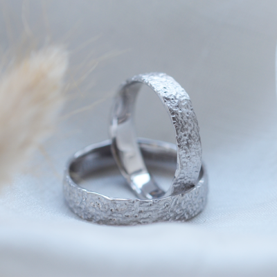 Organic wedding bands with a special surface MOONWALK
