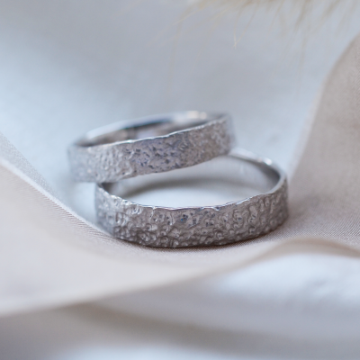 Organic wedding bands with a special surface MOONWALK