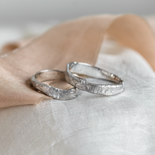 Nerovnoměrné snubní prsteny s povrchem měsíce MUSK