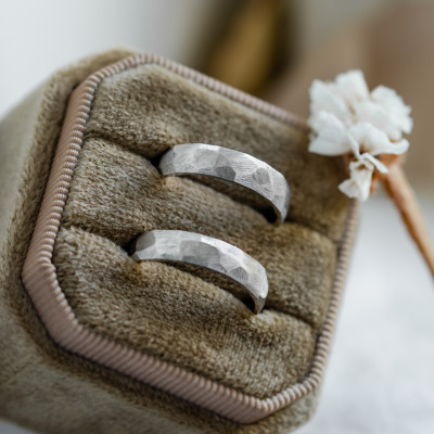 Škrábané snubní prsteny z bílého zlata MUZI