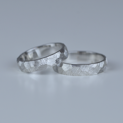 Škrábané snubní prsteny z bílého zlata MUZI