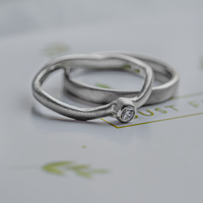 Curved wedding rings with diamond ONDA