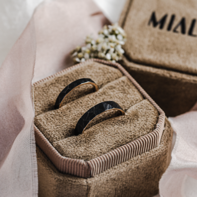 Snubní prsteny s tepaným povrchem z růžového zlata PERU