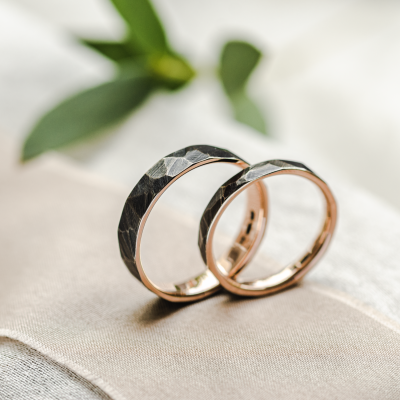 Snubní prsteny s tepaným povrchem z růžového zlata PERU