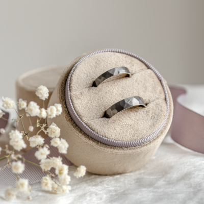 Snubní prsteny s tepaným povrchem ze zlata PERU