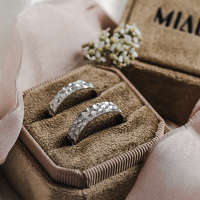 Gold wedding bands with engraved surface PRATO