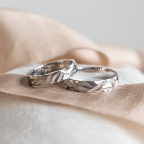 Zlaté snubní prsteny s vrypy ROCCIA