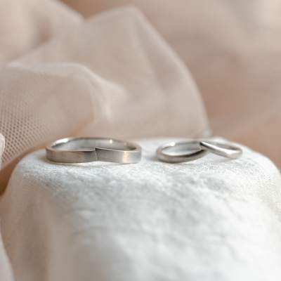 Elegantní snubní prsteny s matným povrchem a jemným vykrojením SHIRIN