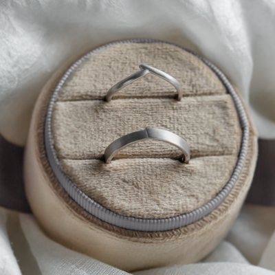 Elegantní snubní prsteny s matným povrchem a jemným vykrojením SHIRIN