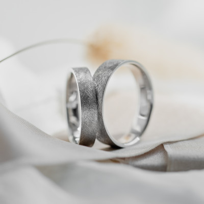 Wedding rings with matte finish with a diamond TOFA