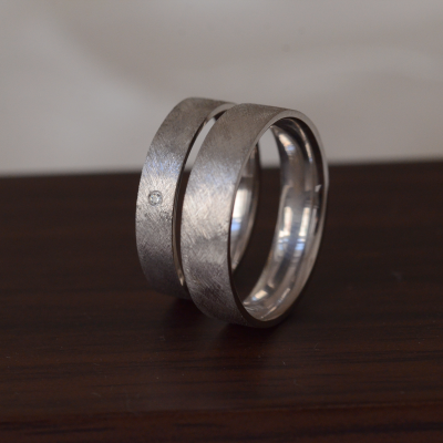 Wedding rings with matte finish with a diamond TOFA