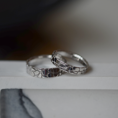 Zlaté snubní prsteny s designem oblázků TORFA
