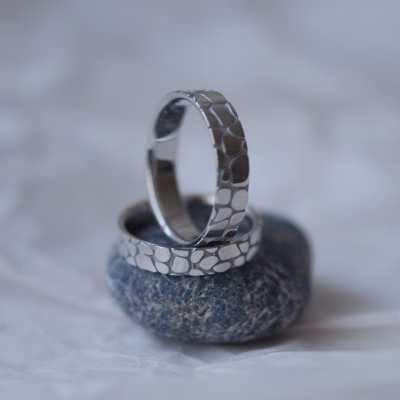 Zlaté snubní prsteny s designem oblázků TORFA