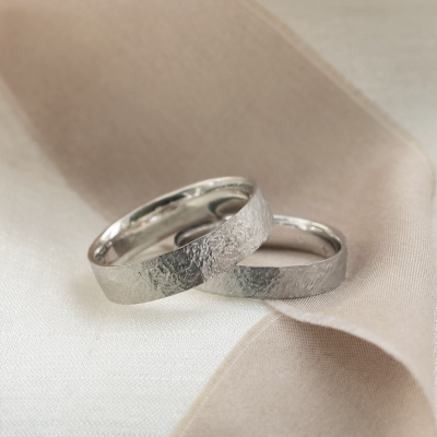 Gold wedding bands with hammered surface Uilliam