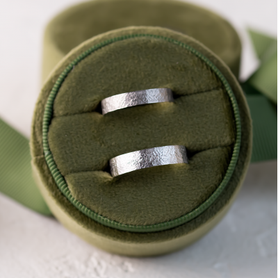 Gold wedding bands with hammered surface Uilliam