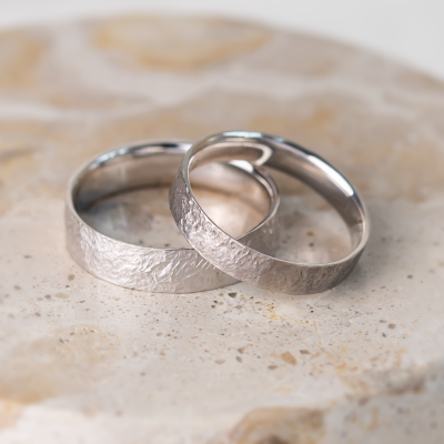 Gold wedding bands with hammered surface Uilliam