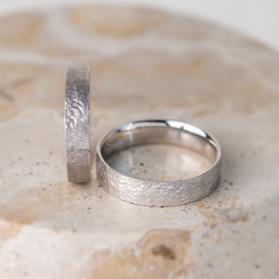Gold wedding bands with hammered surface Uilliam