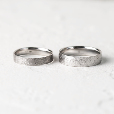 Gold wedding bands with hammered surface Uilliam