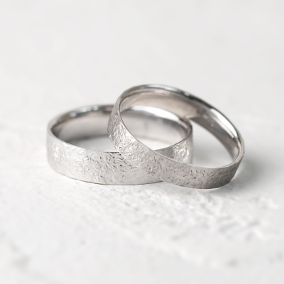 Gold wedding bands with hammered surface Uilliam