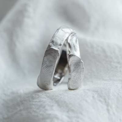 Netradiční snubní prsteny s otisky prstů ZANE